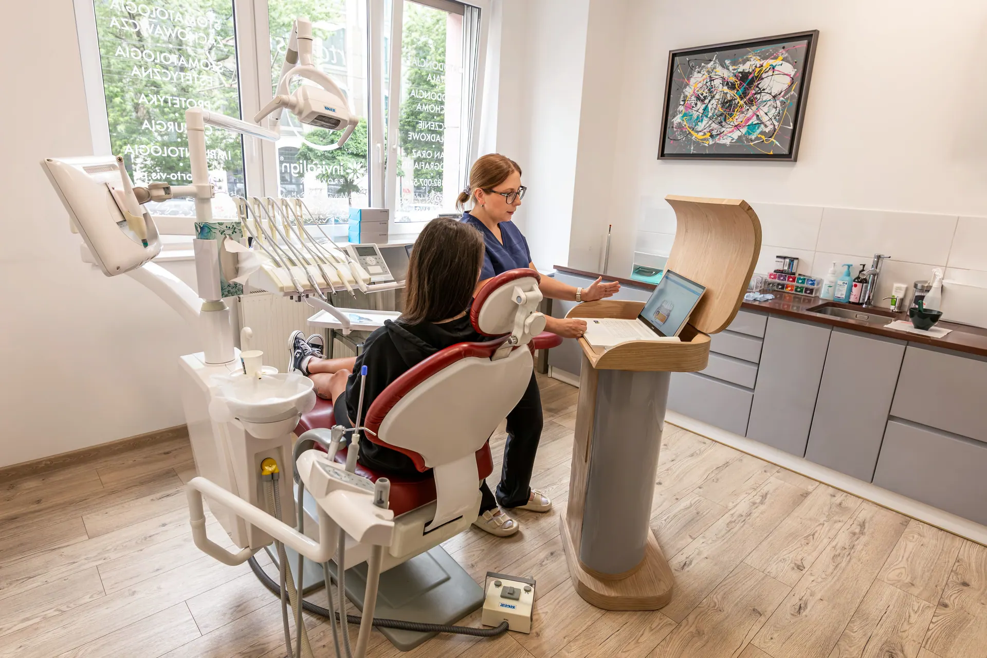 Consultation at Orto-vis with a digital 3D dental model — planning clear-aligner treatment.