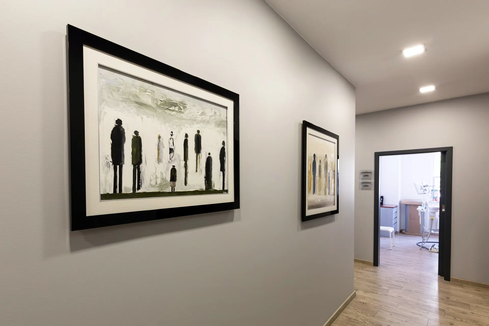 Corridor at the Orto-vis clinic decorated with artwork, leading to the treatment rooms.
