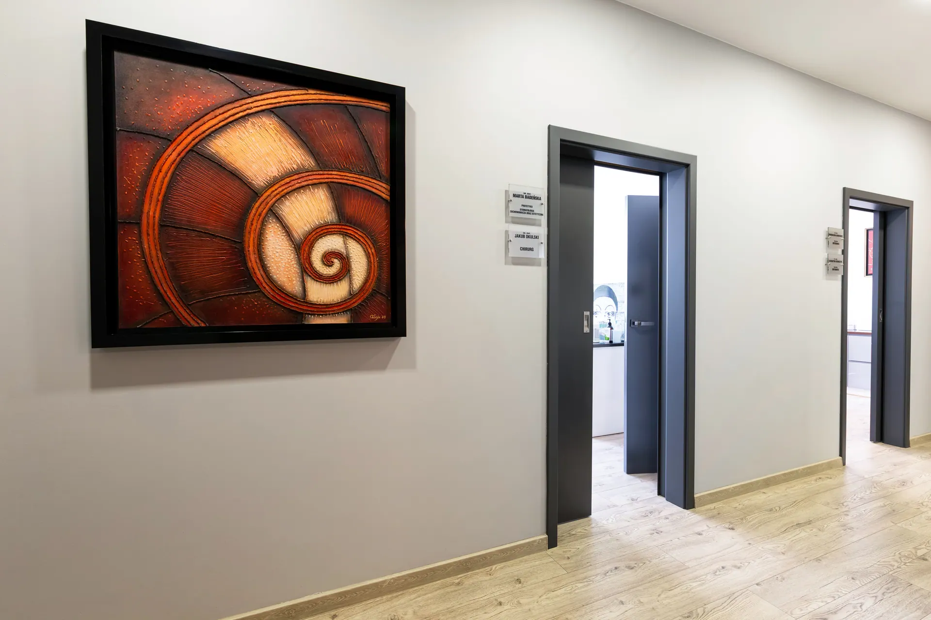 Orto-vis corridor with door plaques for doctors and hygienists.