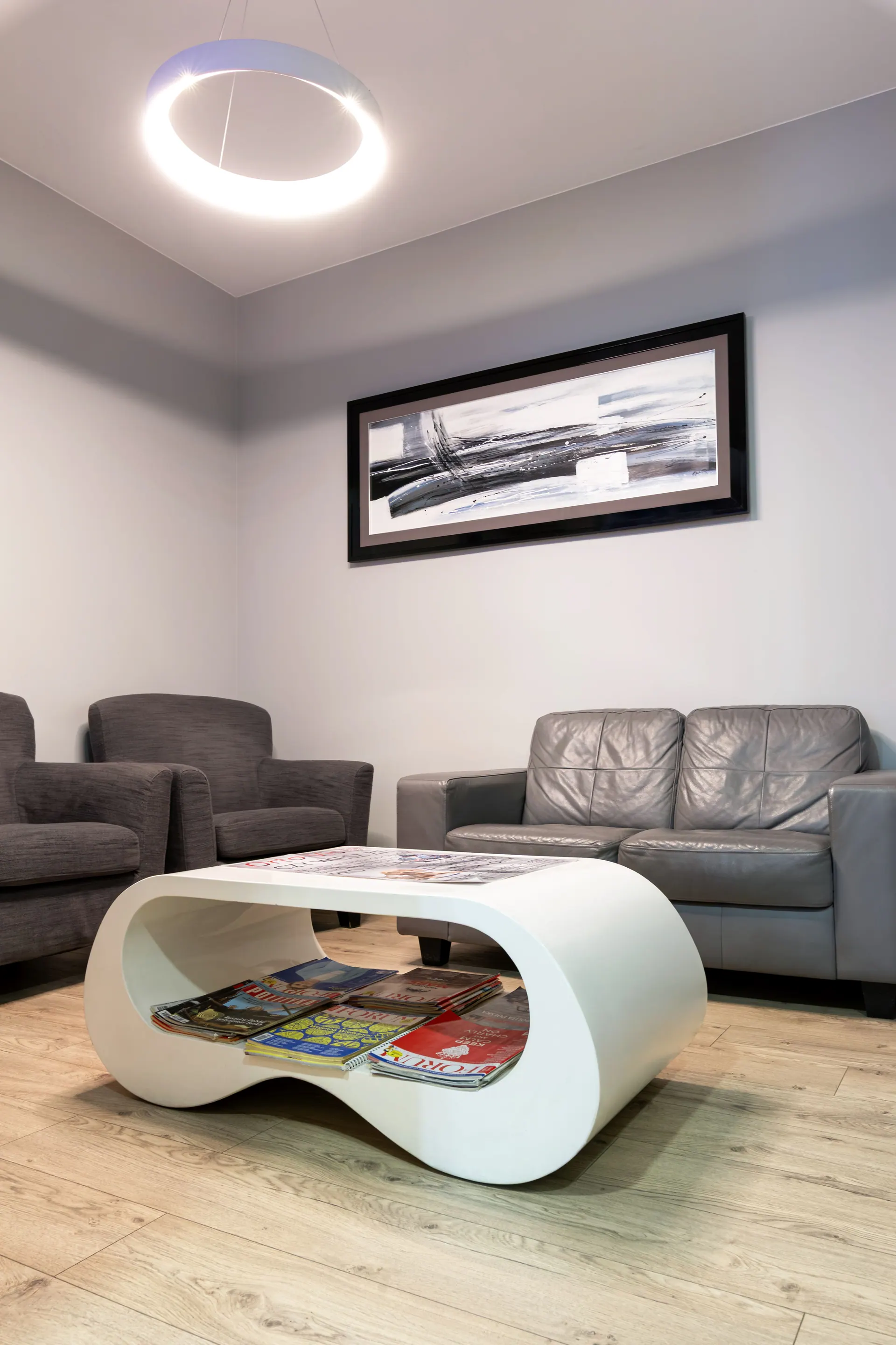 Waiting area at the Orto-vis clinic, Kościuszki 48, Łódź — comfortable seating and a calm atmosphere.