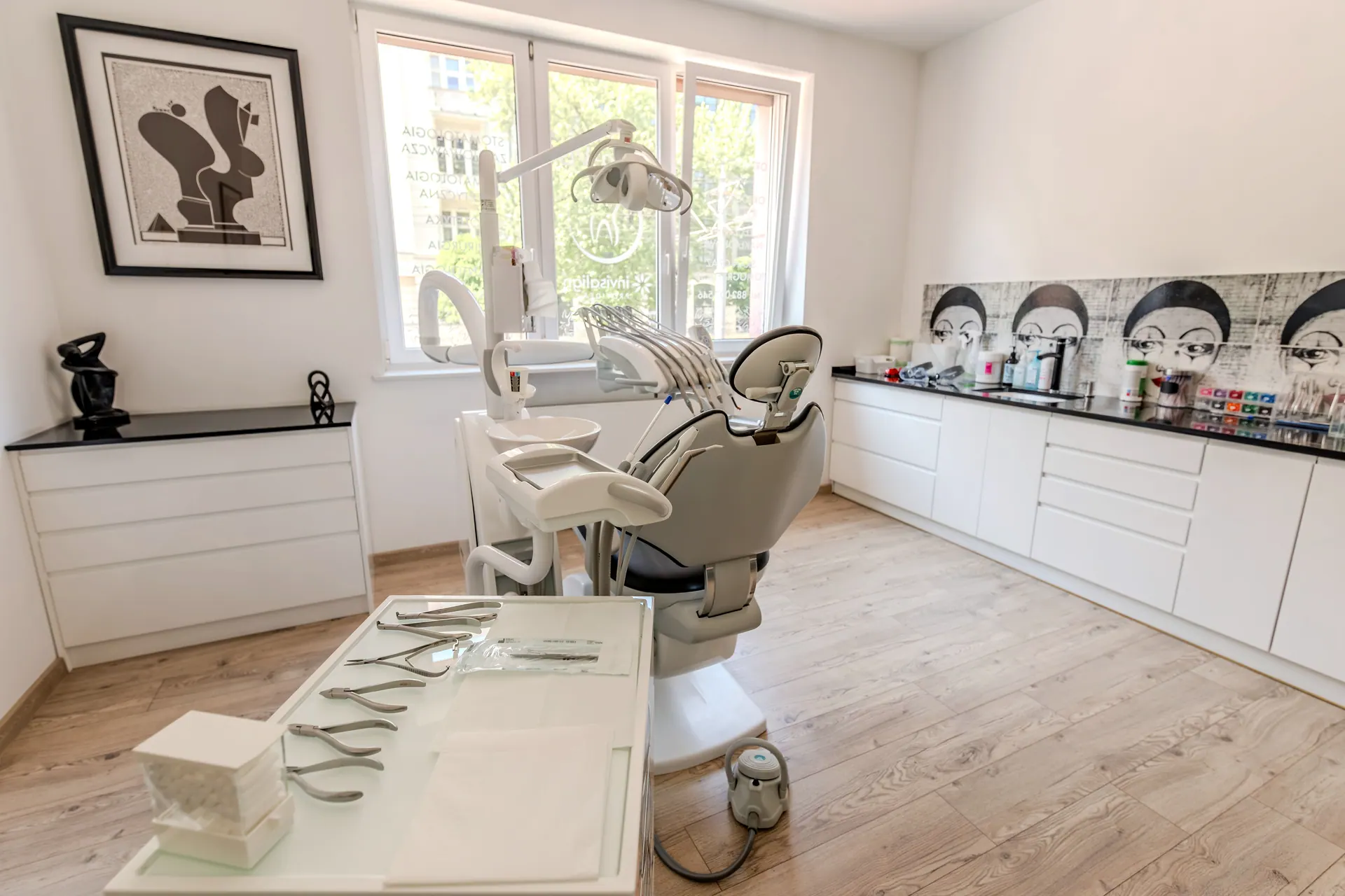Orto-vis treatment room with Invisalign window branding — a station for braces and clear aligners.