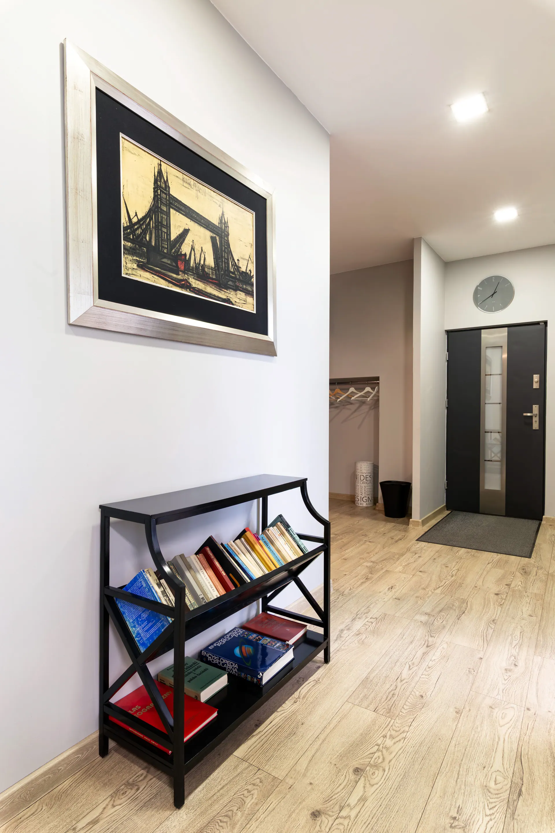 Entrance area at Orto-vis — a bookcase and the clinic entrance door.